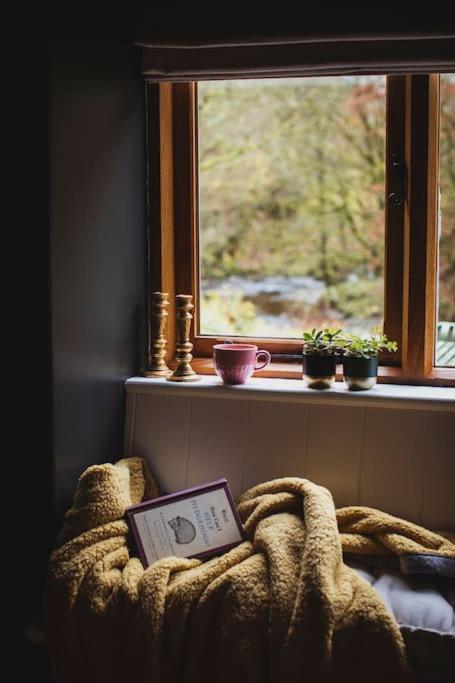 River Cottage, A Luxurious And Cosy Riverside Cottage For Two เวลช์พูล ภายนอก รูปภาพ